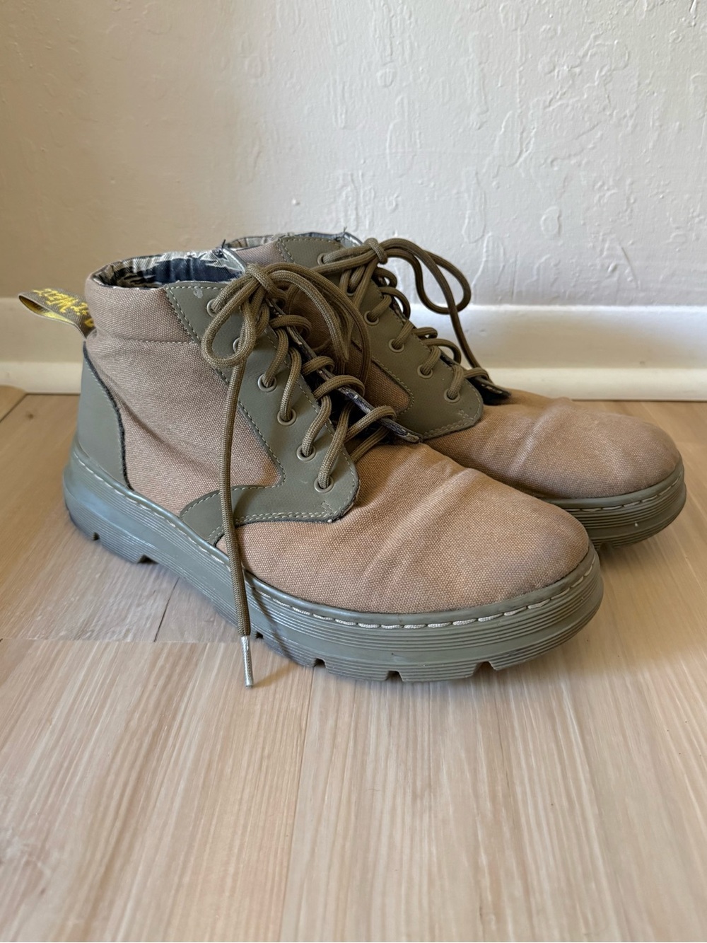 Dr. Martens Bonny II Two Tone Canvas Leather Lace Up Boots, Men’s Size 9